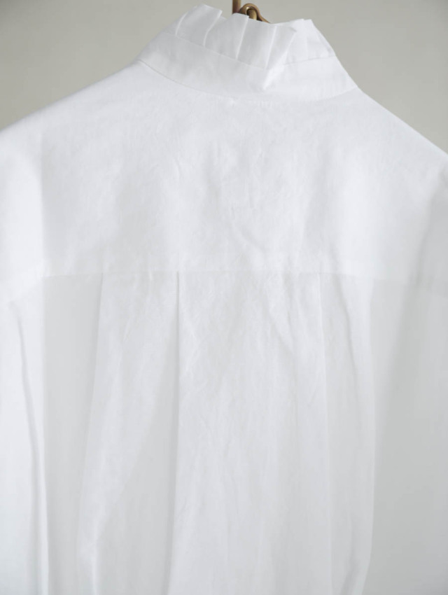 MAGALI マガリ｜コットンリネンシャンブレーラッフルカラーブラウス