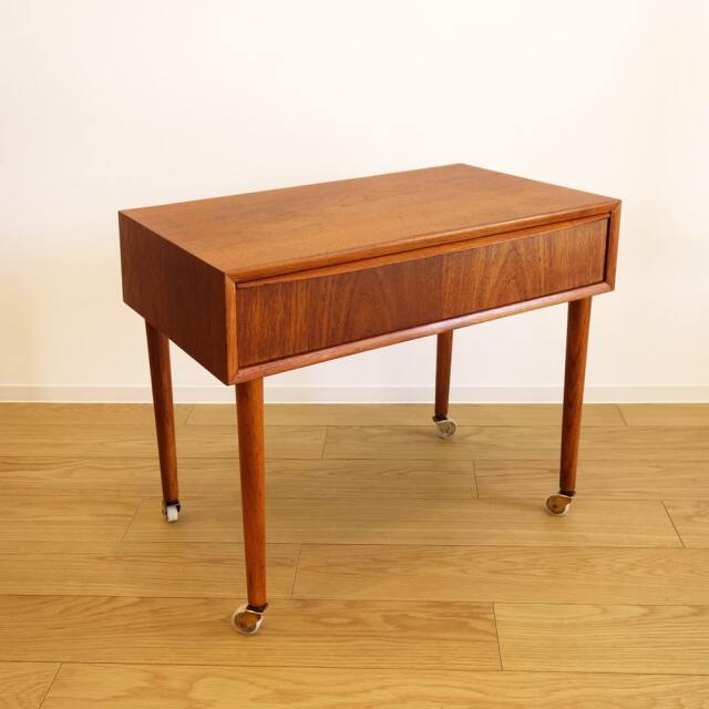 ヴィンテージのソーイングテーブル チーク｜北欧家具通販・アンバー