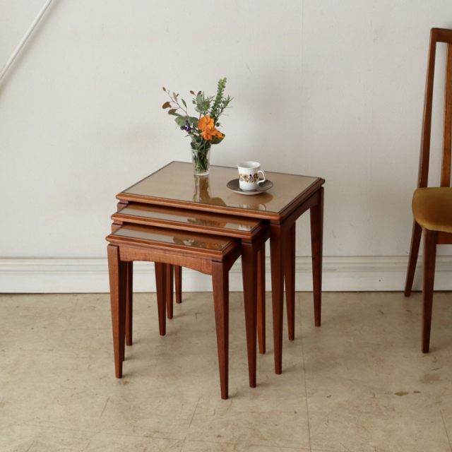 ビンテージ家具のネストテーブル・コーヒーテーブル【ガラストップ】