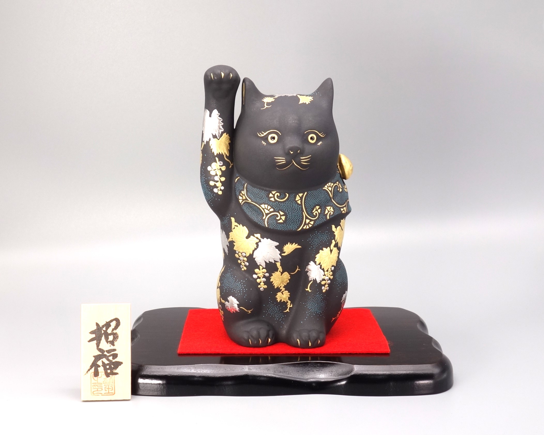 6号招猫（右手上げ） 白金盛渦打青粒葡萄図（台・木札付） [ 三代 仲田