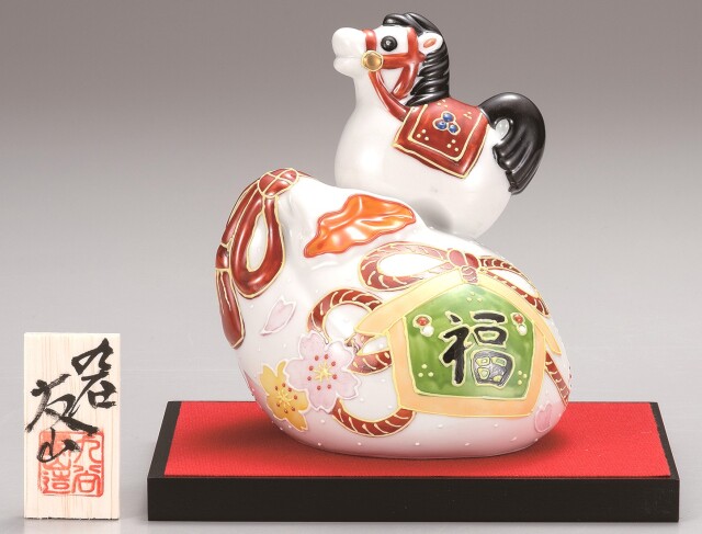 九谷焼縁起干支 7号神馬 青九谷金彩（飾台・敷物・立札付） [ 陶香窯 ]