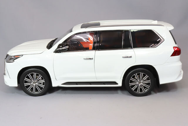 LCDモデル 1/18 レクサス LX570 ホワイト