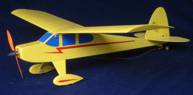 ひつじ ラジコン飛行機 テトラ・ルーキー20SR 半完成、パーツ付き