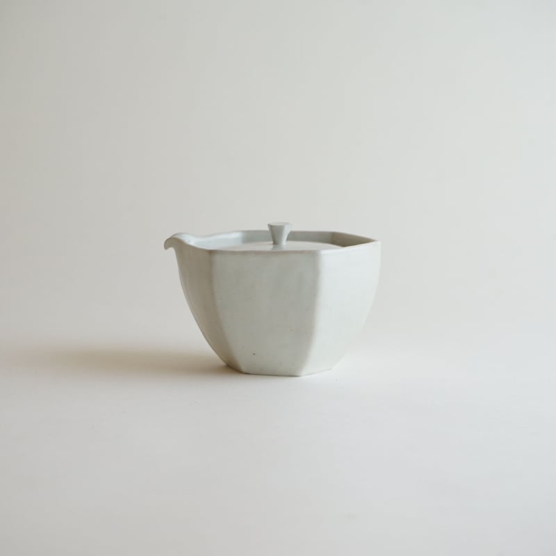 安藤雅信】白磁六角宝瓶（灰釉） | ギャルリ百草 online store