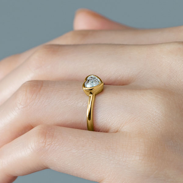 K18YG トランク ハートシェイプ ベゼル リング 1.0ct｜婚約指輪