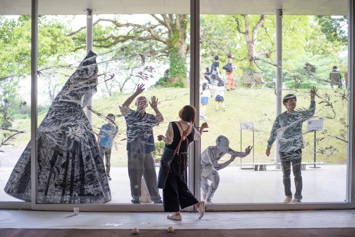 長泉「ヴァンジ彫刻庭園美術館」が20周年 記念展オープニングに300人