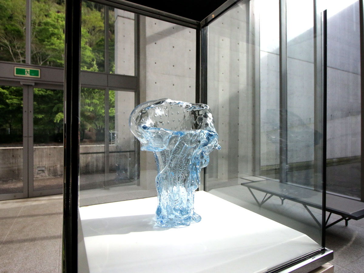 千住博さんの作品・「滝の花器」 - 岡山経済新聞