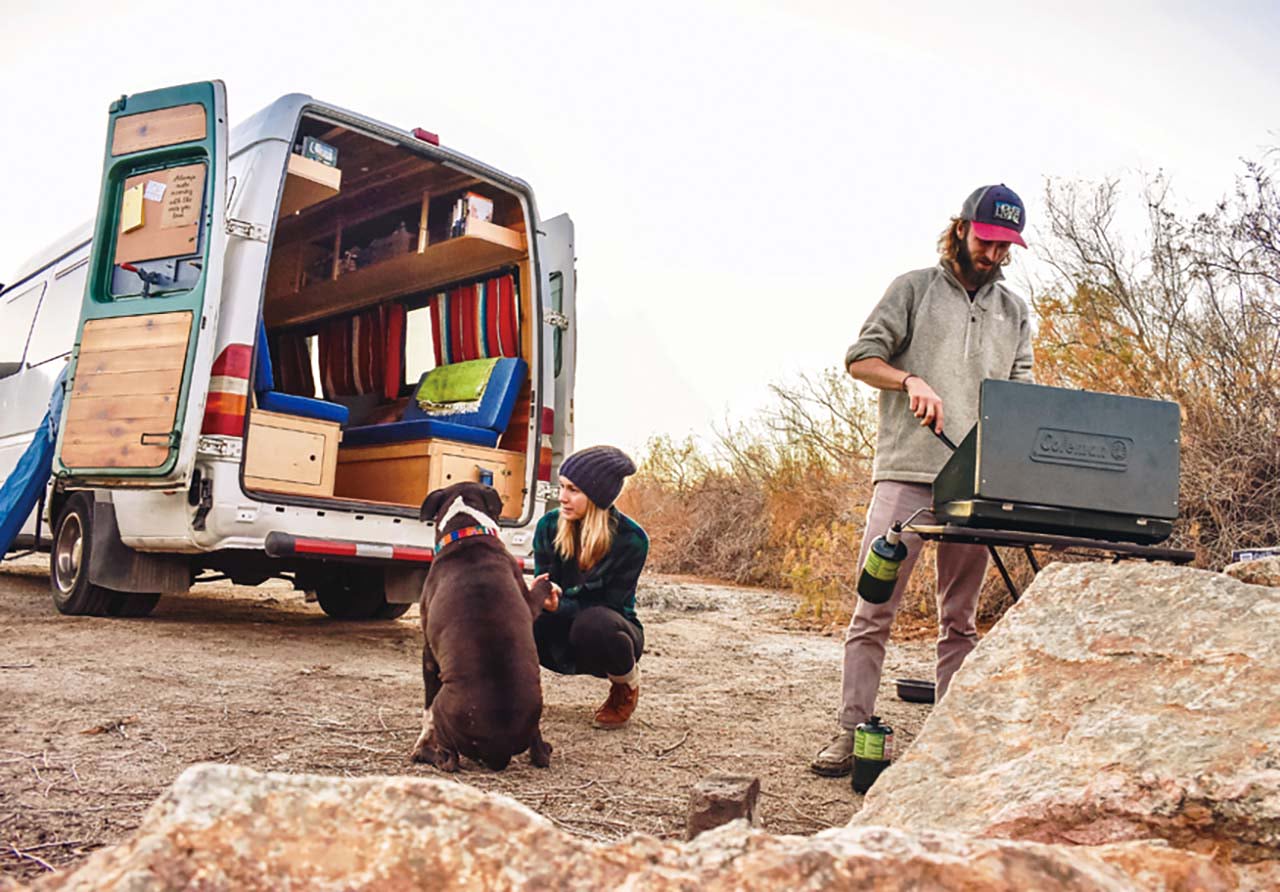 VANLIFE from US】幸せを求めてクルマ1台で旅するカップル。「自分達の