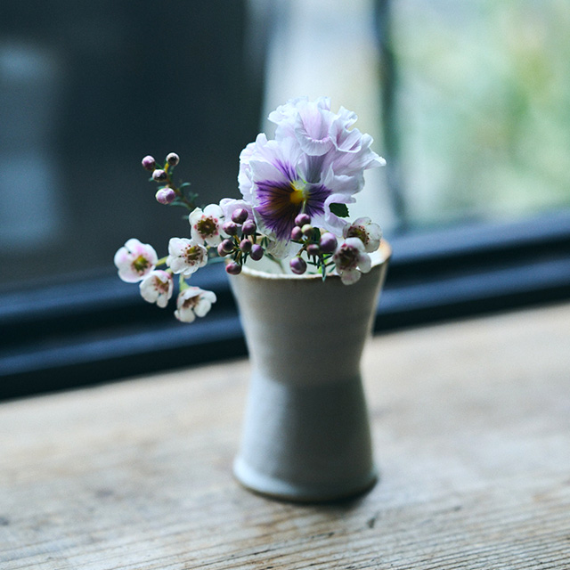 信楽焼の花入れ 鼓型 白｜園芸｜中川政七商店 公式サイト