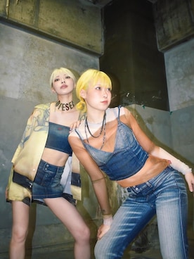 DIESELのキャミソールを使った「デニムパンツ」の人気ファッション