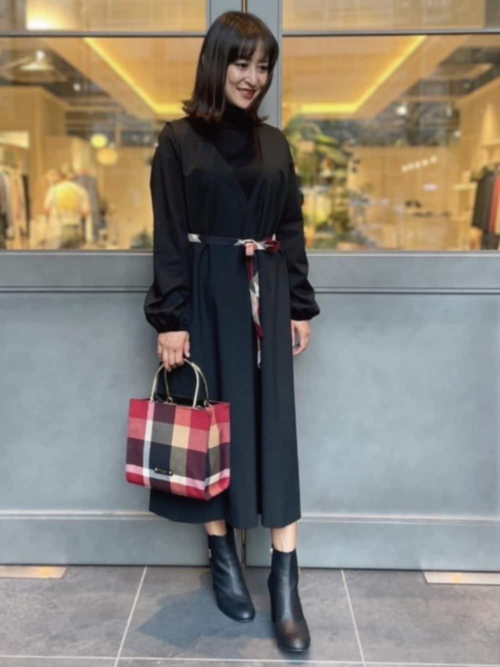 BLUE LABEL CRESTBRIDGEのジャンパースカートを使った人気ファッション