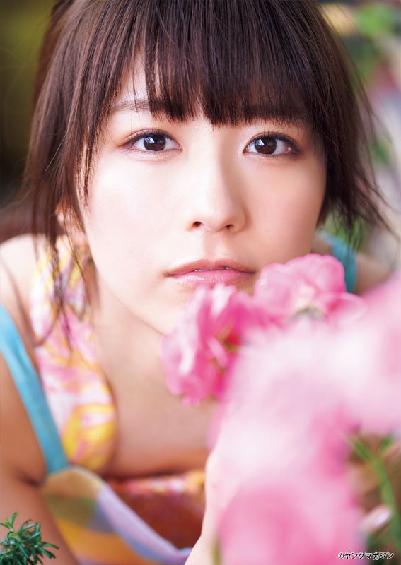 欅坂46菅井友香＆渡邉理佐の凛とした美しさ…海辺ではしゃぐ素の表情も