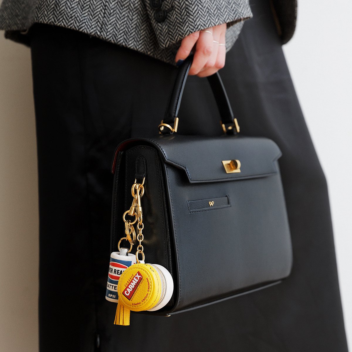 アニヤ・ハインドマーチ】の2024年新作と定番バッグ&小物をモード