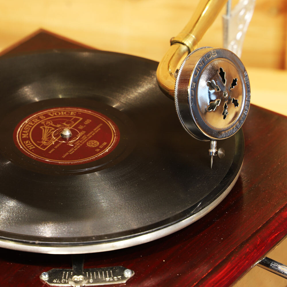 インテリアにいかがでしょう【究極のアンティーク】昔ながらの蓄音機