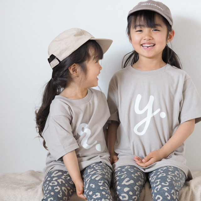 BIGイニシャルTシャツ＝ 名入れ 出産祝い プレゼント 姉妹お揃い 兄弟