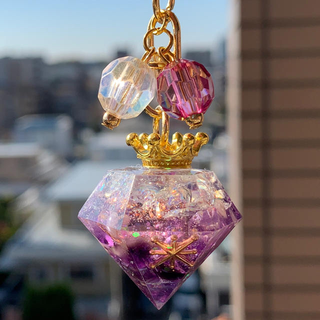 レジン オルゴナイト ダイヤ型チャーム ハンドメイドの通販 by あと