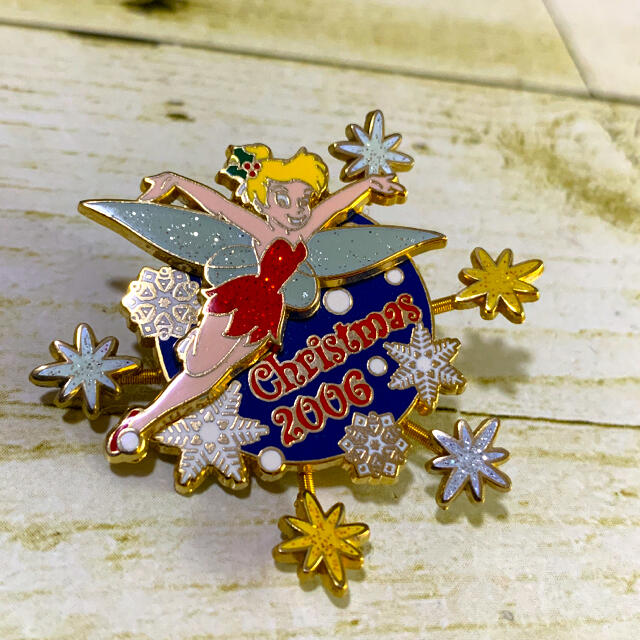 ディズニー ティンカーベル クリスマス ピンバッジ ピンズ 2006の通販