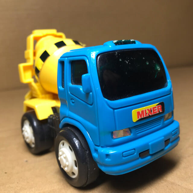 コンクリートミキサー車 ミニカー 全長約11cm プラスチック製の通販 by