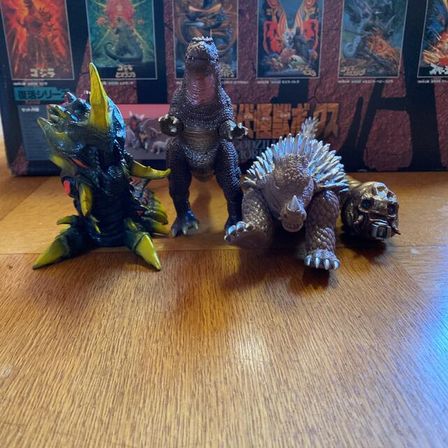 ゴジラシリーズ完結記念 結集!歴代怪獣ボックス 特別版 Amazon.co.jp