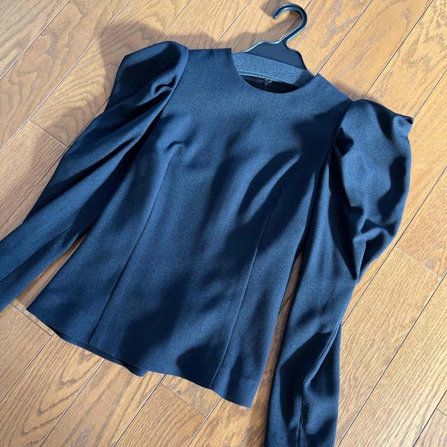 シーニュcygne Manon／ブラック とんがりパフtops