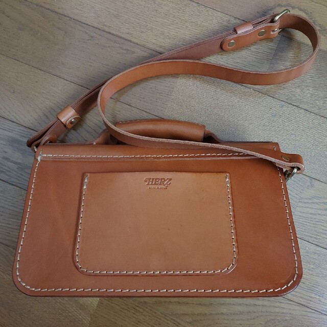 HERZ - ヘルツHERZ 2本ベルトの2wayミニバッグ CWｰ67 キャメル 本革