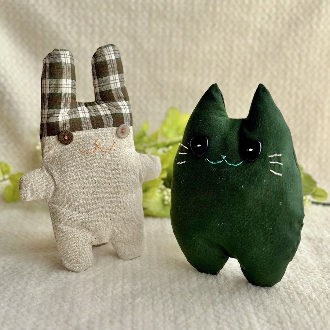 匿名配送【送料無料】ハートの目のグリーンの猫のぬいぐるみの通販 by