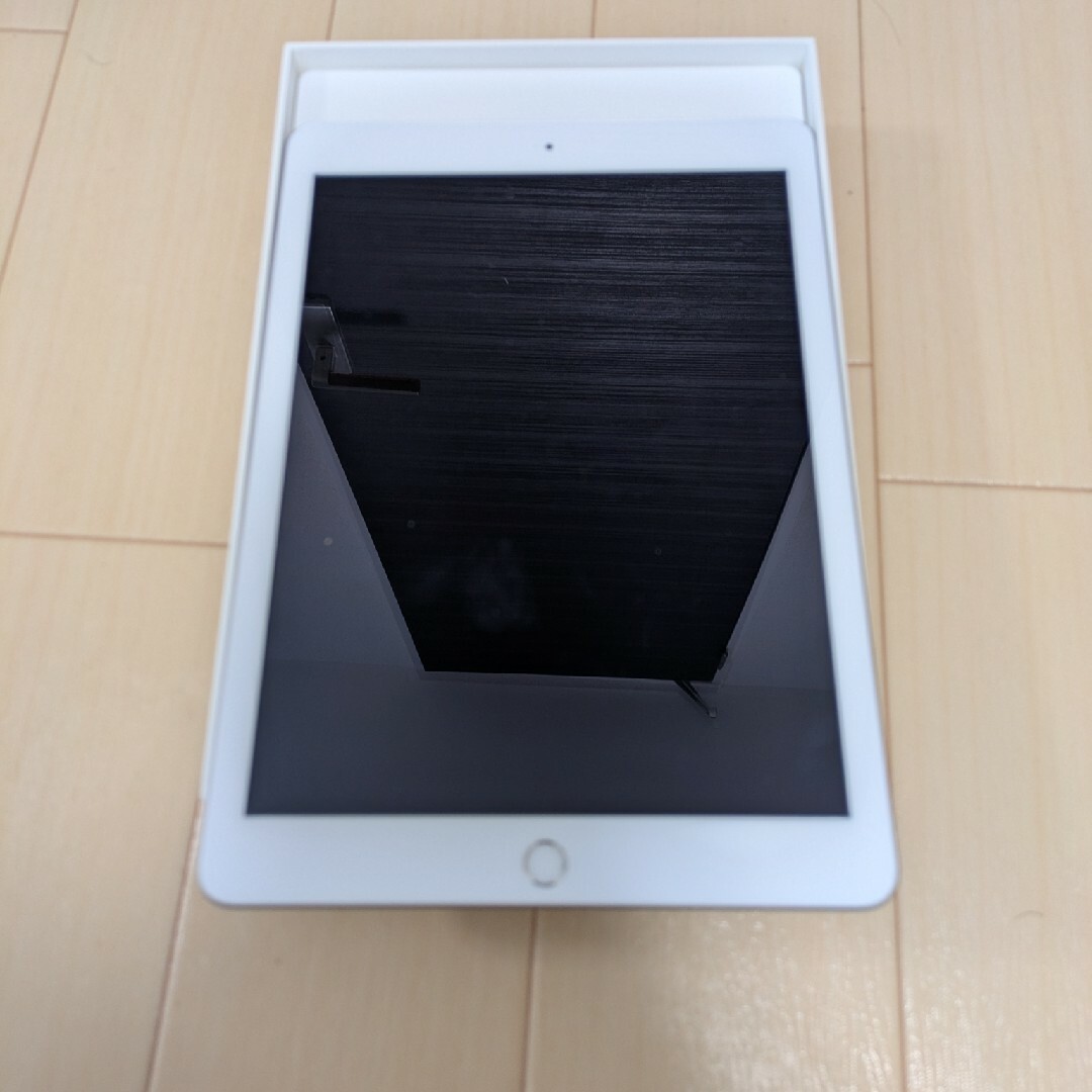 iPad - iPad 第5世代 A1822 シルバー 32GB Wi-fiモデルの通販 by えむ