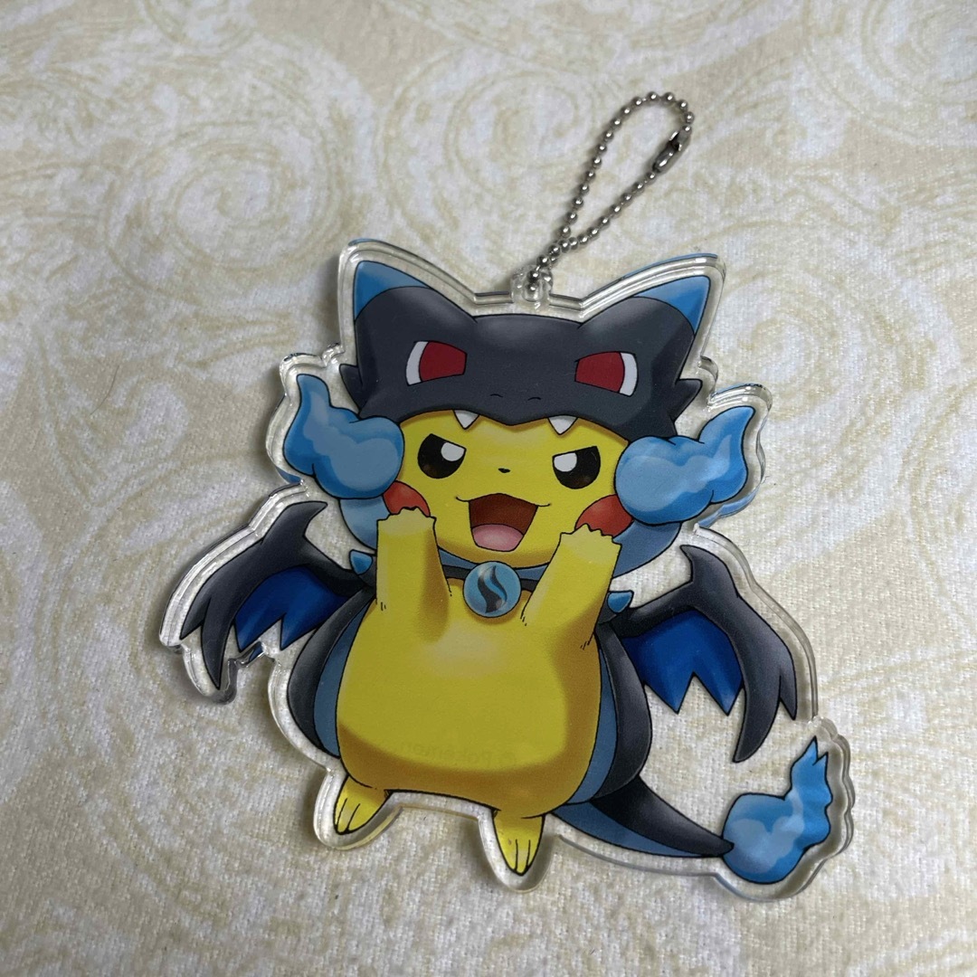 メガリザードンxのポンチョを着たピカチュウ アクリルキーホルダーの
