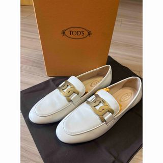 TOD'S（ローファー/革靴 ・ ホワイト/白色系）のフリマアイテム一覧