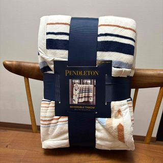 UNIQLO - スヌーピー ダークグレー リバーシブルフリースブランケット