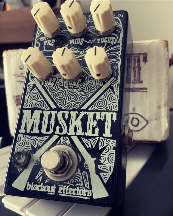 Pedal Musket Fuzz da Blackout Effectors - Instrumentos musicais