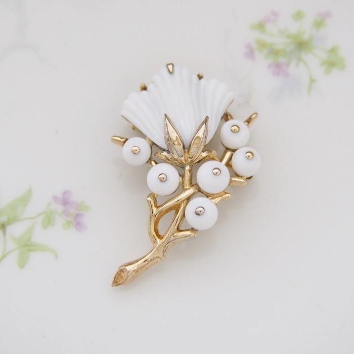 Trifari トリファリ ゴールドトーン ミルクガラス フラワー ブローチ