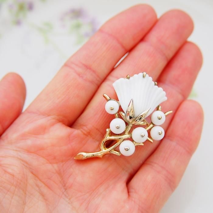 Trifari トリファリ ゴールドトーン ミルクガラス フラワー ブローチ