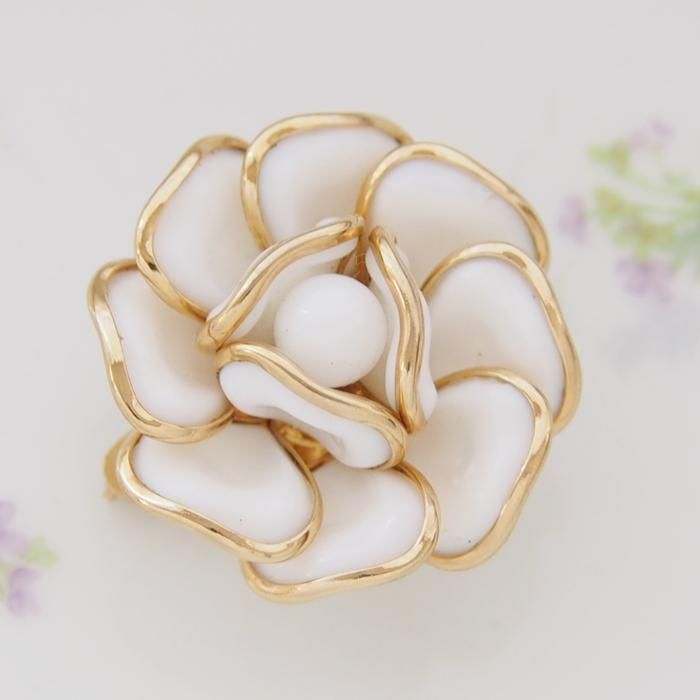 Trifari トリファリ ゴールドトーン ミルクガラス ホワイトフラワー