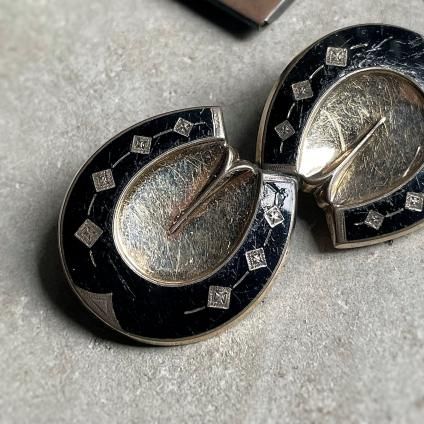 黒エナメル ダブルホースシュー ブローチ（Black Enamel Double