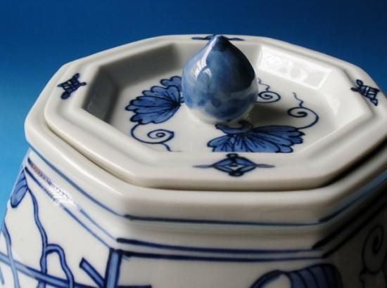 染付 葡萄棚水指 (共箱) 三代 紫翠窯 西村徳泉 - 茶道具販売 栗林園