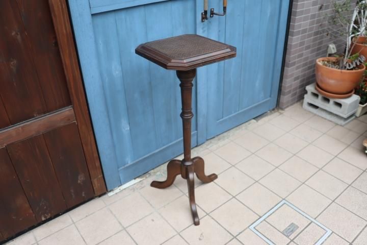 アメリカのメーカーThe Bombay Company(ボンベイ カンパニー)のサイド