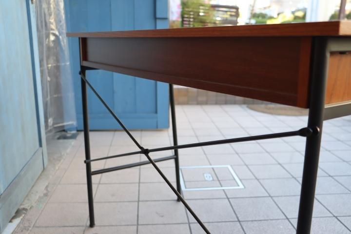 niko and…(ニコアンド)のオーク材を使用したパーソナルデスクです