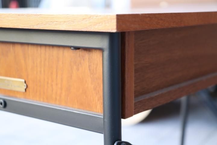 niko and…(ニコアンド)のオーク材を使用したパーソナルデスクです