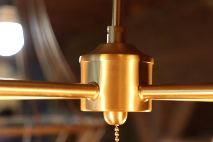 unico(ウニコ)のMOON CROSS LAMPです。 真鍮のような濃淡のある