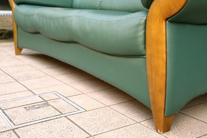 値下げ/karimoku(カリモク家具)の本革 3人掛けソファーです。レザーの