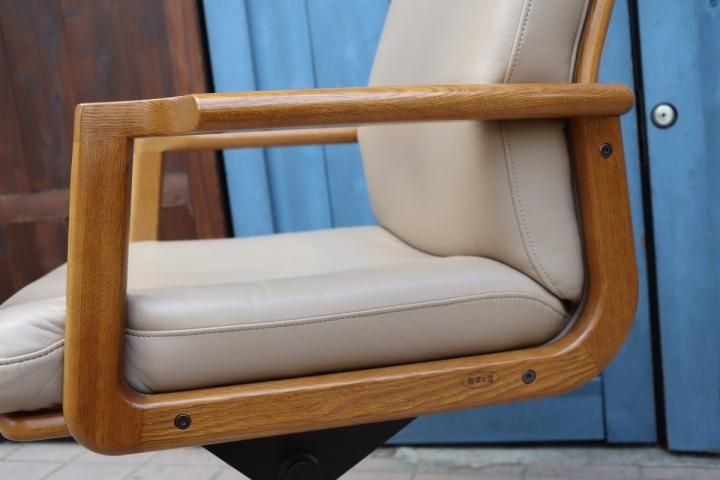 老舗家具メーカーHAMAMOTO(浜本工芸)のナラ無垢材を使用した書斎椅子