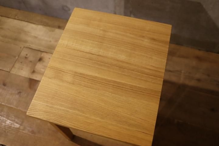 無印良品(MUJI)の人気のタモ材 サイドテーブルです！無垢ならではの