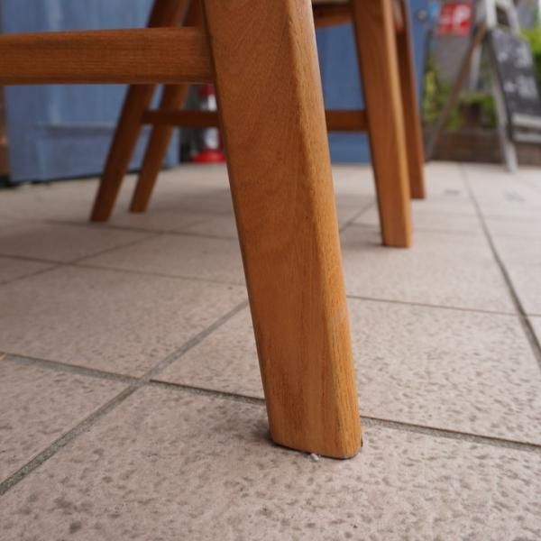 MOMO natural(モモナチュラル)のLAME CHAIR。ほんの少し飛び出た