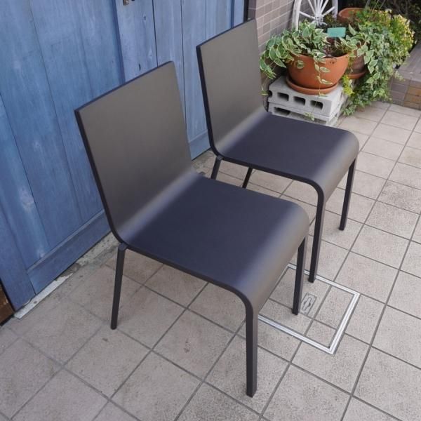 Vitra(ヴィトラ)社の.03(ゼロスリー) 2脚セットです。スタッキングも