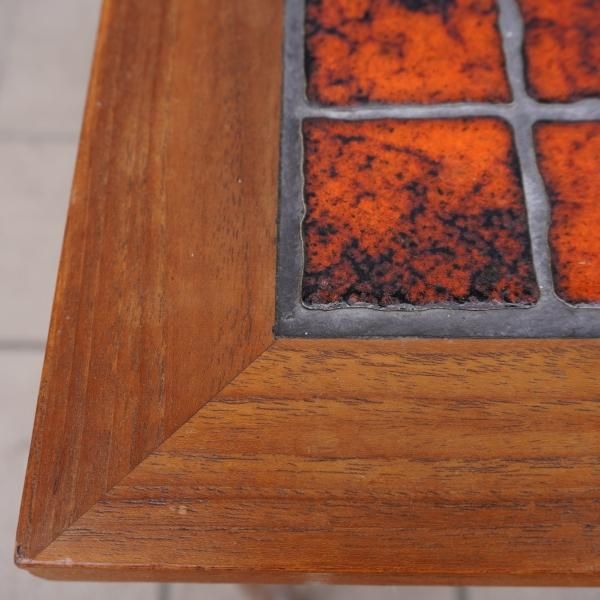 デンマーク製のチーク材×タイルトップのサイドテーブルです。オレンジ