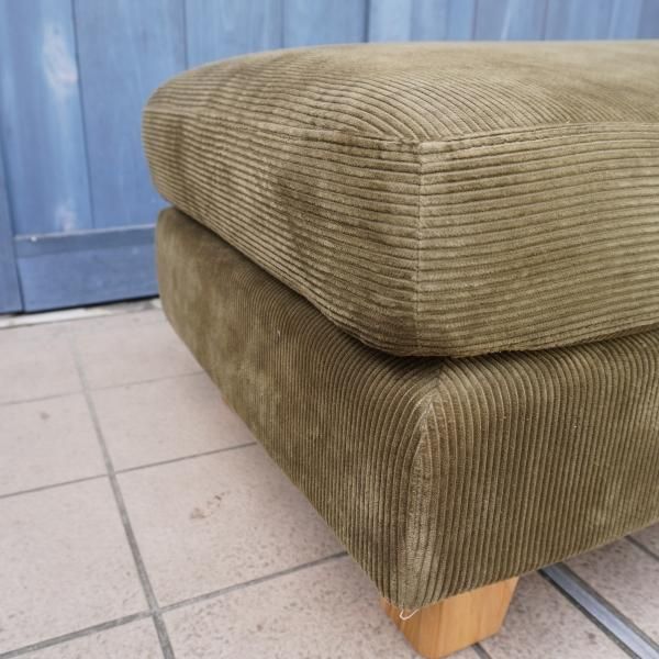 unico(ウニコ)のGREIG(グレイグ)オットマンです。コーデュロイ生地を
