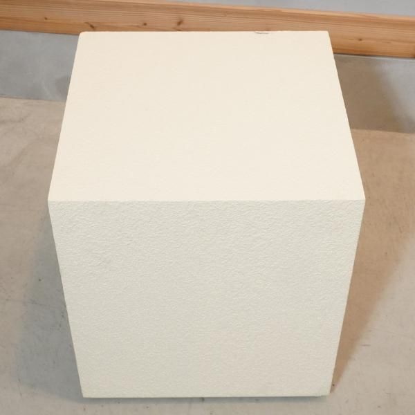 ZARA HOME(ザラホーム)のキューブテーブル/オフホワイトです。質感豊か