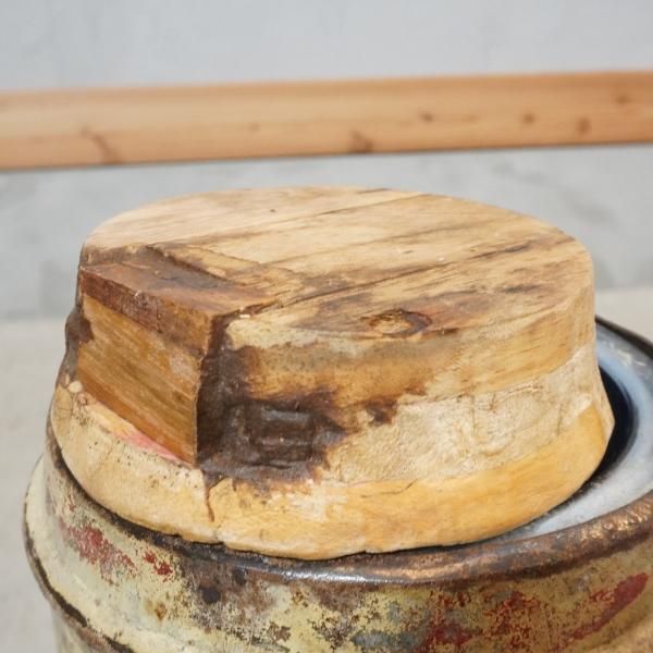 木製の蓋が付いたヴィンテージ感溢れるバケツです。シャビーテイストの