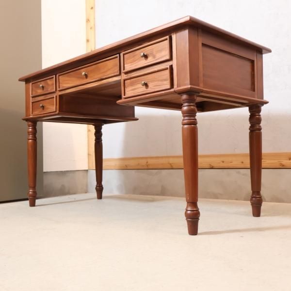アンティーク調の両袖デスクです。英国スタイルのクラシックなデザイン